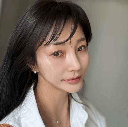 Korean TV star Ahn Hye kyung stuns fans with dramatic new selfie look