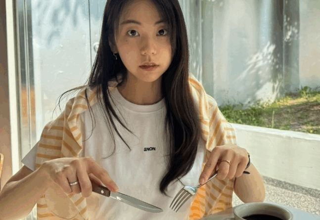Korean actress Ahn Sohee showcases effortless summer fashion in white and pastel tones