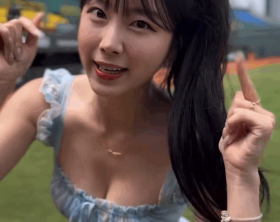 Korean cheerleader An Ji hyun shines in viral video wearing sky blue dress