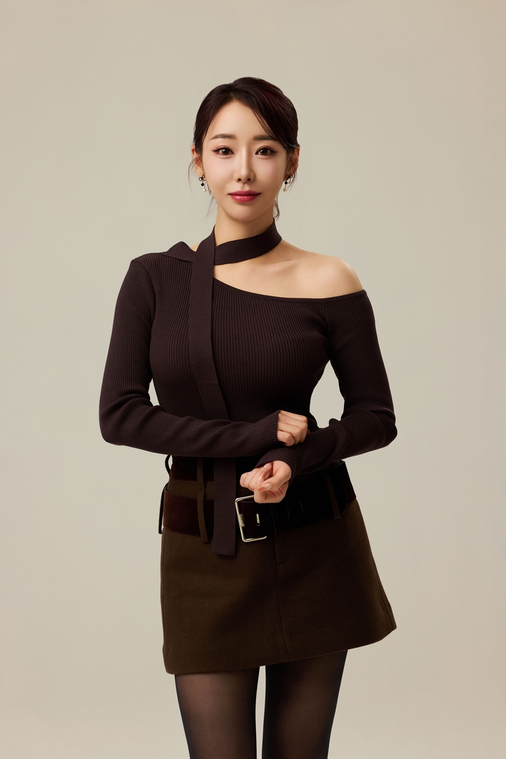 Korean comedian-songwriter An So-mi unveils her vibrant track Love Coloring this season