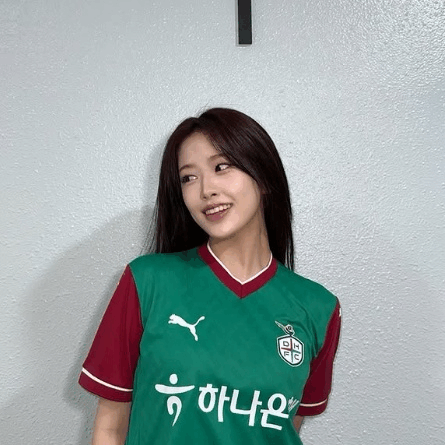 Kpop star An Yujin makes ceremonial kick at Daejeon Hana Citizen match