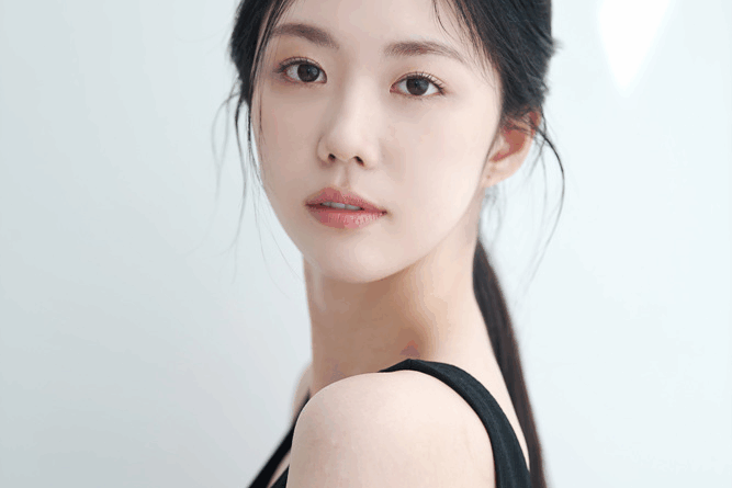 Korean actress Baek Jooeun shines in Davich and Pililight Clear ads