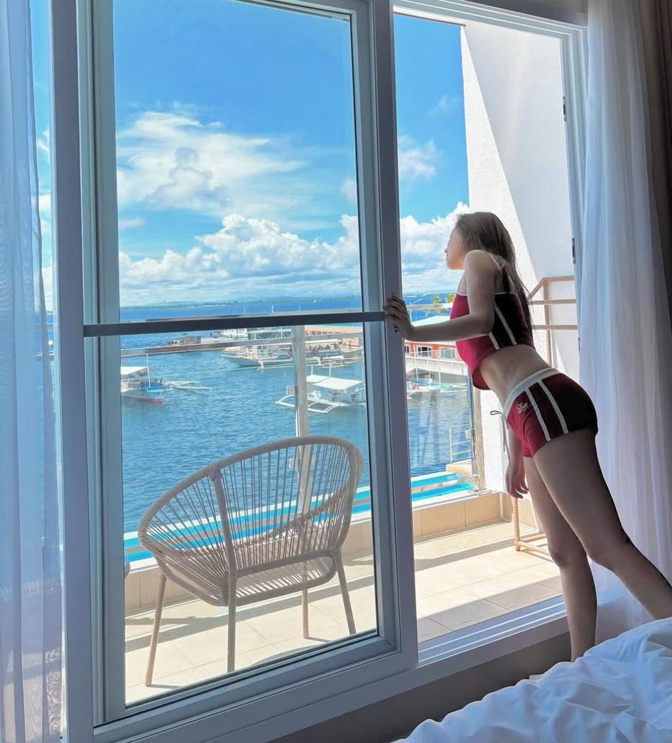 BB Girls Minyoung features scarlet fashion and ocean views in her latest Instagram posts