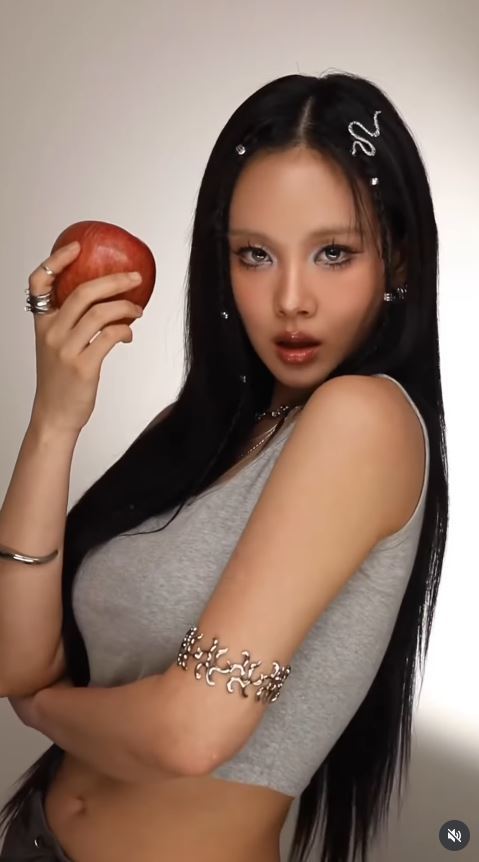 Bibi mesmerizes fans with her apple-inspired Instagram photoshoot