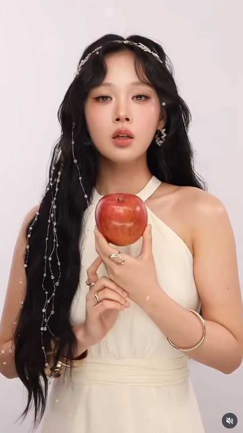 Bibi's enchanting apple theme on Instagram captivates audiences worldwide
