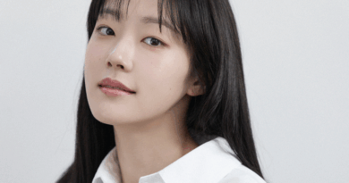 Korean actress Chae Won bin throws ceremonial pitch at Doosan Bears baseball game