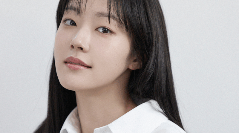 Korean actress Chae Won bin throws ceremonial pitch at Doosan Bears baseball game