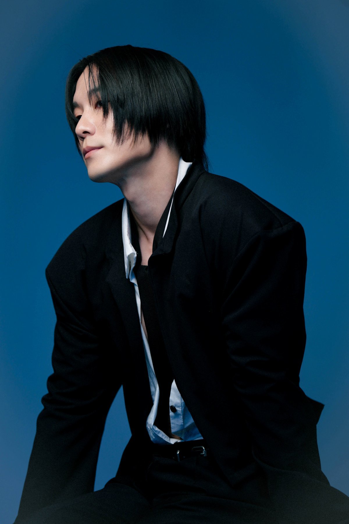 Chang Ryul shines with charisma in behind-the-scenes of Marie Claire June issue