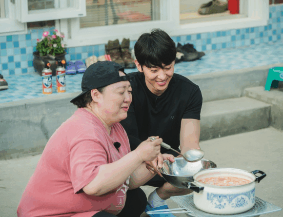 DEX rejoins Fresh off the Sea 2 with Yum Jung ah in tvNs hit variety show