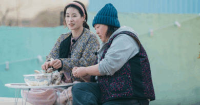 Fresh off the Sea Season 2 stars Yum Jung ah and Lee Jae Wook cooking by the coast