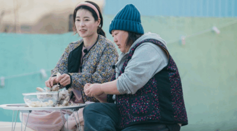 Fresh off the Sea Season 2 stars Yum Jung ah and Lee Jae Wook cooking by the coast