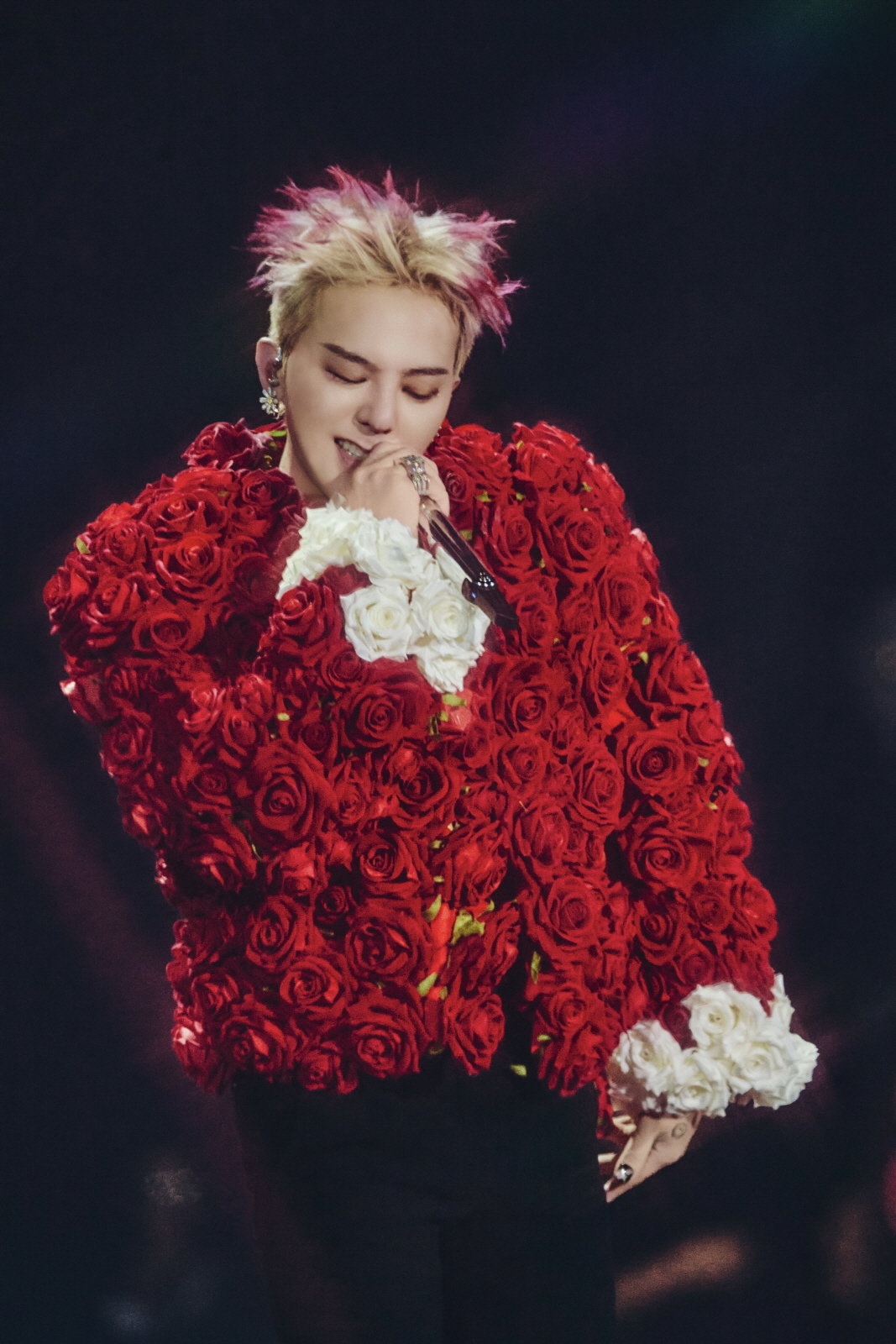 GDragons world tour stops at Kyocera Dome Osaka captivating 80000 fans with daisies