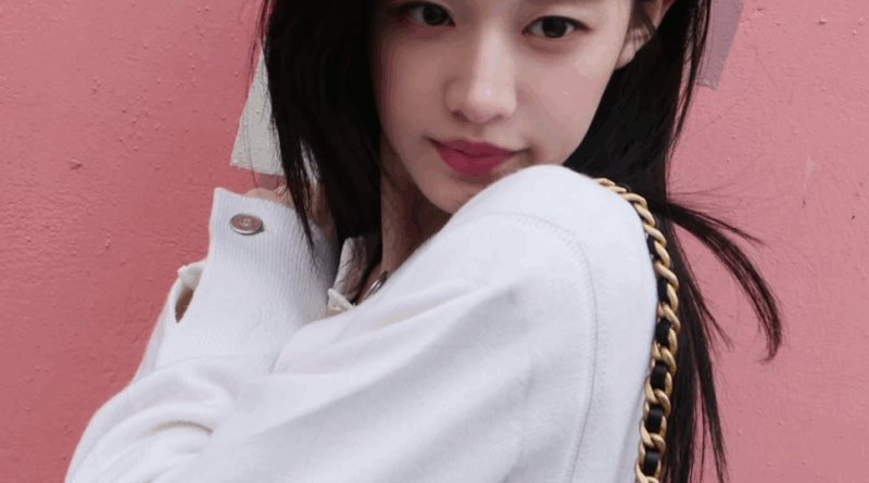 Go Youn-jung draws attention with elegance and beauty in luxury branded photos
