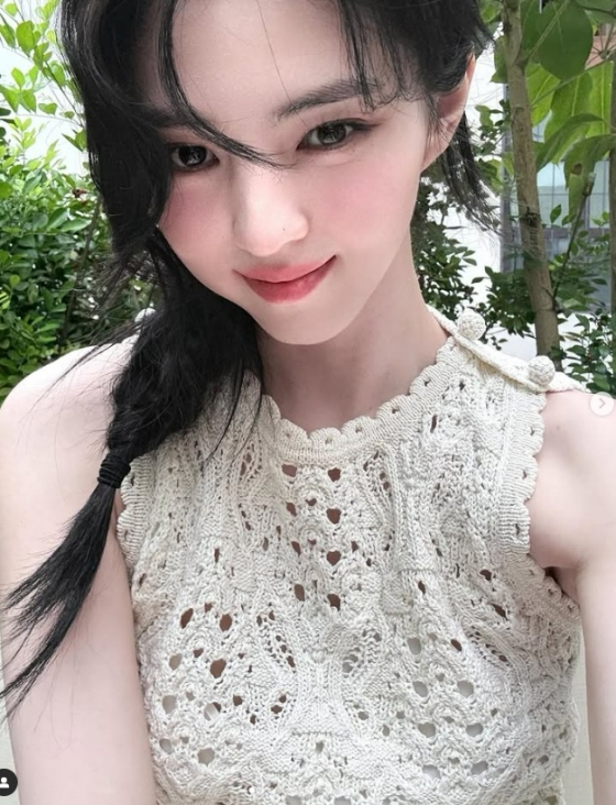 Actress Han So-hee displays her charm with full makeup in Italy.