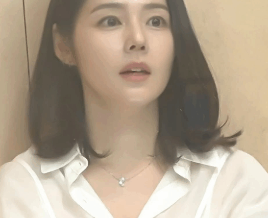 Han Ga-in interacts with fans during Pangyo department store visit