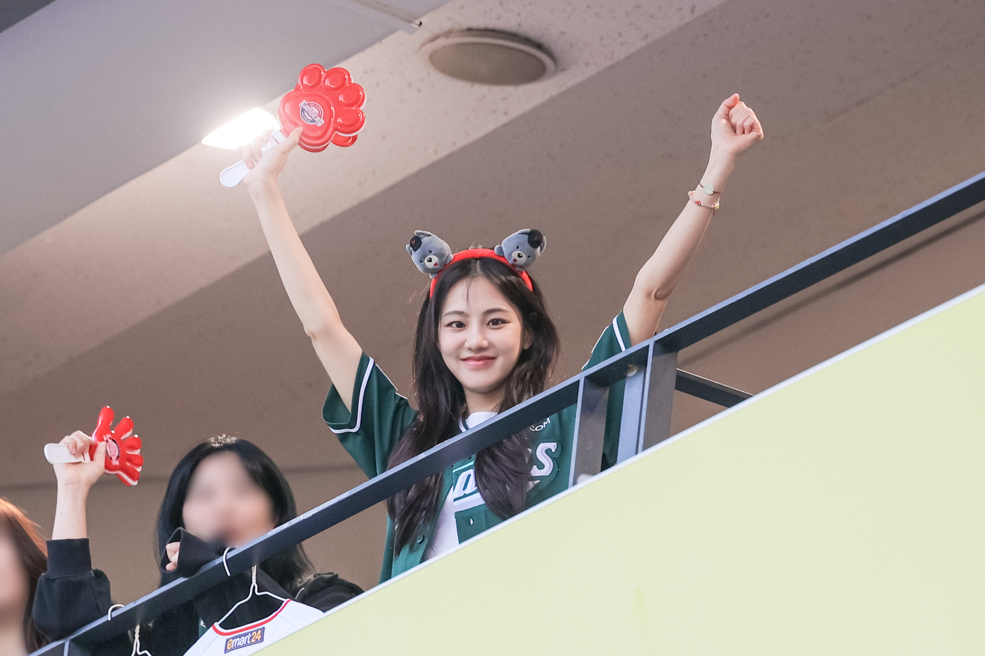 Hanjieun throws first pitch at Incheon SSG Landers Field stirring the fans