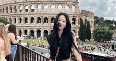 Han Ye-seul summer travel outfit with black sleeveless top and YSL rattan bag