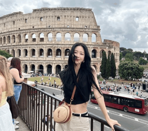 Han Ye-seul summer travel outfit with black sleeveless top and YSL rattan bag