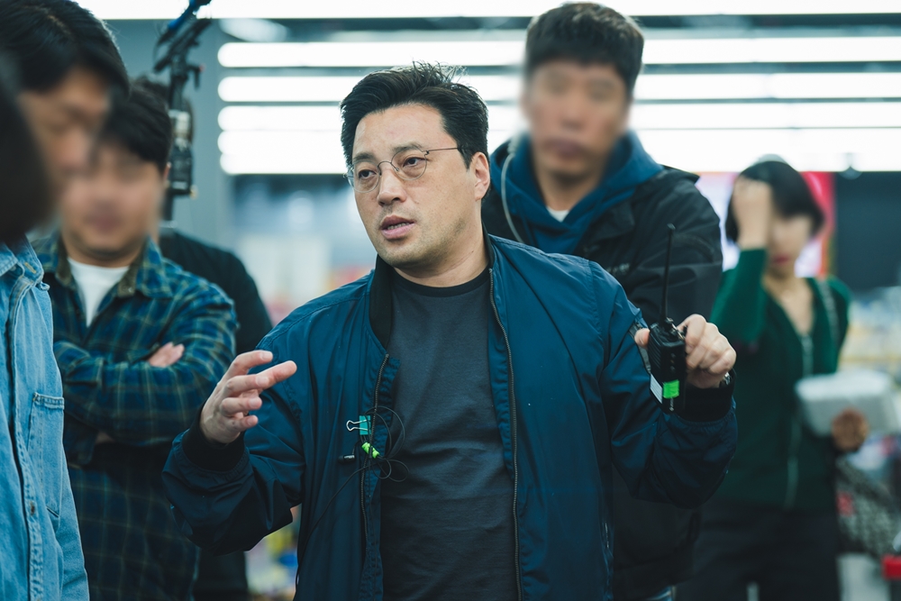 Premiere of Salon de Holmes on ENA. Meet the powerful female ensemble led by Min Jin-ki.