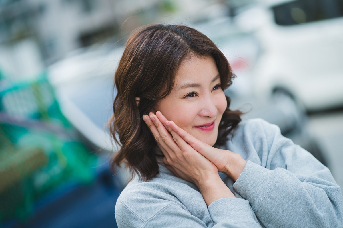 Min Jin-ki's directorial debut on ENA with Salon de Holmes, a comedy-drama featuring strong women.