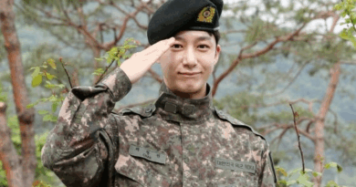 MONSTA X Hyeongwon greets fans before entering Korean military service