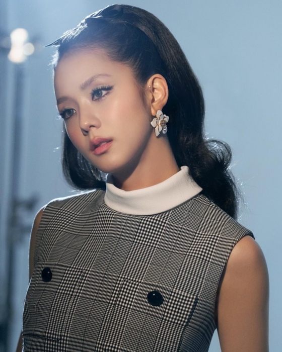 Jisoo of BLACKPINK stunningly transforms into a retro fashion queen on Instagram