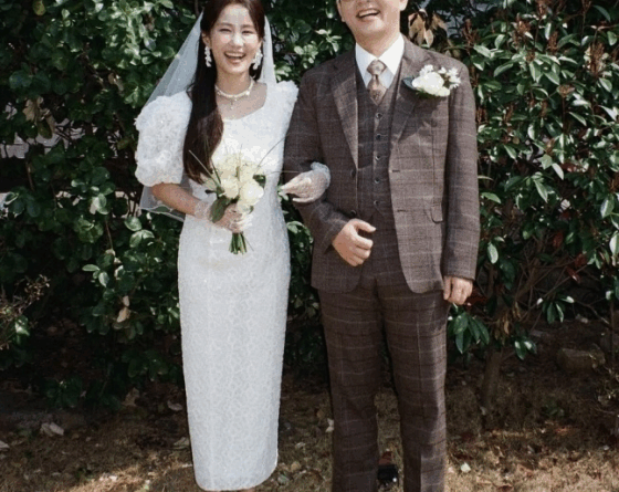 Junho shows wedding photo with Kim Ji-min on SBS variety show creating laughter