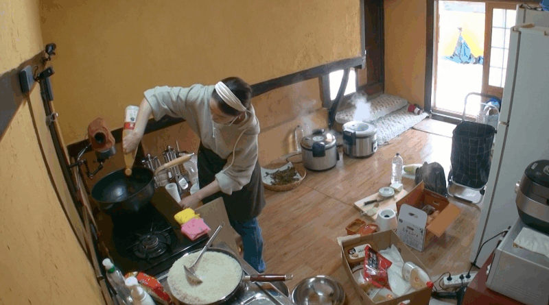Lee Minjung cooks for 100 people on KBS 2TV under extreme weather conditions