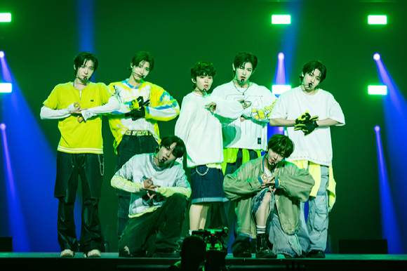 KCON JAPAN 2025 stage features dynamic M COUNTDOWN performances from top Kpop artists