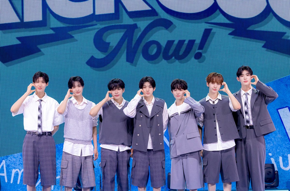 KickFlip shines at their latest comeback, captivating the audience with FREEZE and innovative performances