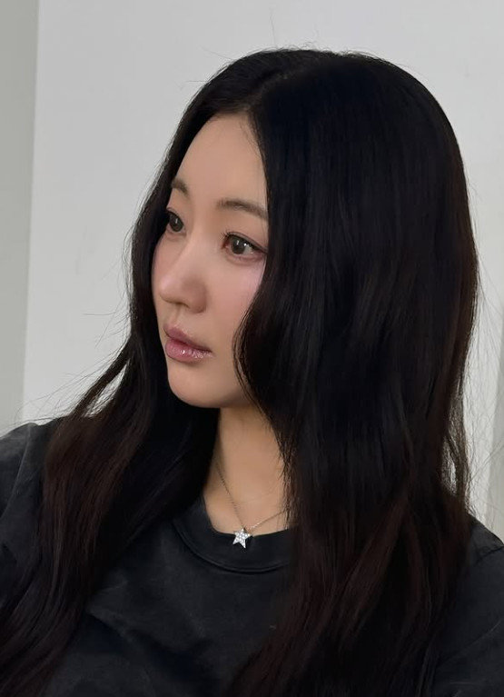 Actress Kim Sa-rang impresses with her youthful appearance in recent photos.