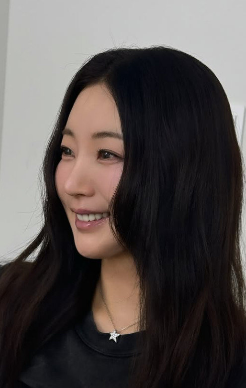 Kim Sa-rang shares photos that showcase her timeless beauty at the age of 47.