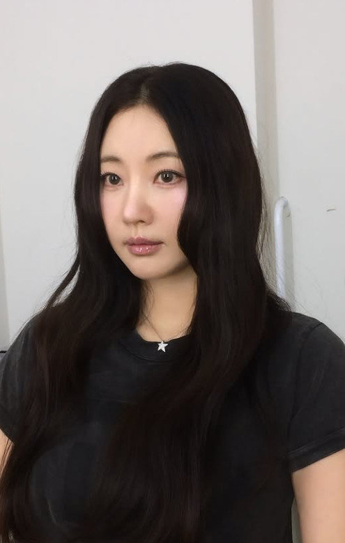 Photos of Kim Sa-rang reveal her ageless look, catching the audience's attention.