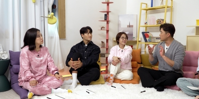 Kim Jong kook reacts to questions about rumored LA girlfriend during KBS2 show