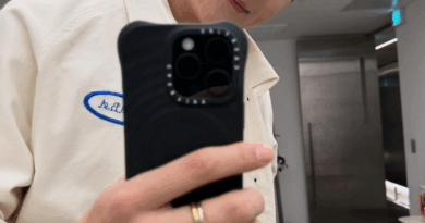 Kim Seonho shares playful mirror selfies ahead of Netflix series comeback