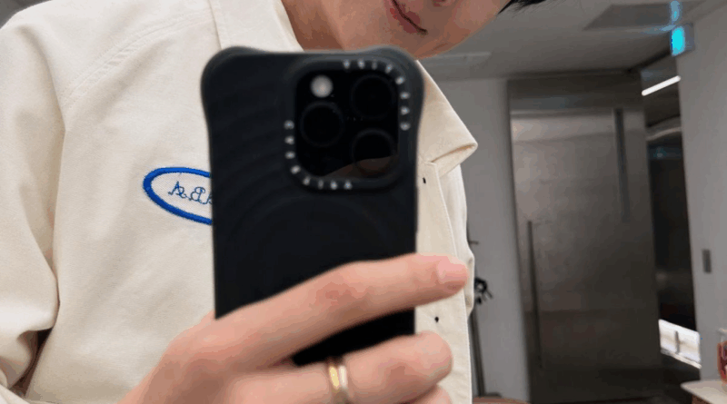 Kim Seonho shares playful mirror selfies ahead of Netflix series comeback