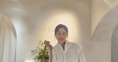 Kim Sung ryung wows in elegant black and white outfit at 58