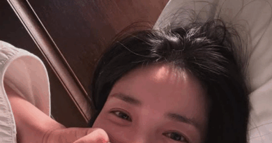Kim Tae ri shows her flawless bare face in candid bedroom selfie