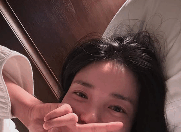 Kim Tae ri shows her flawless bare face in candid bedroom selfie