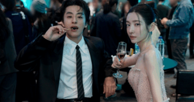 Koo Kyo hwan and Park Ji hyun draw attention at the 61st Baeksang Arts Awards