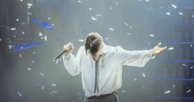 Lee Jae-hoon performs live at KBS Arena for his encore K-pop concert