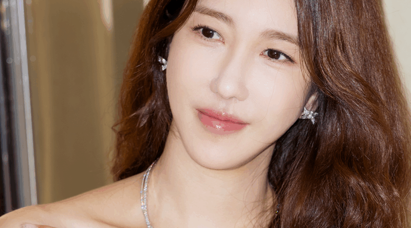 Korean actress Lee Ji-ah attends GRAFF pop-up event in Seoul wearing elegant style
