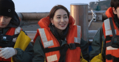 Lee Minjung fishing for sand eels on KBS 2TV reality show