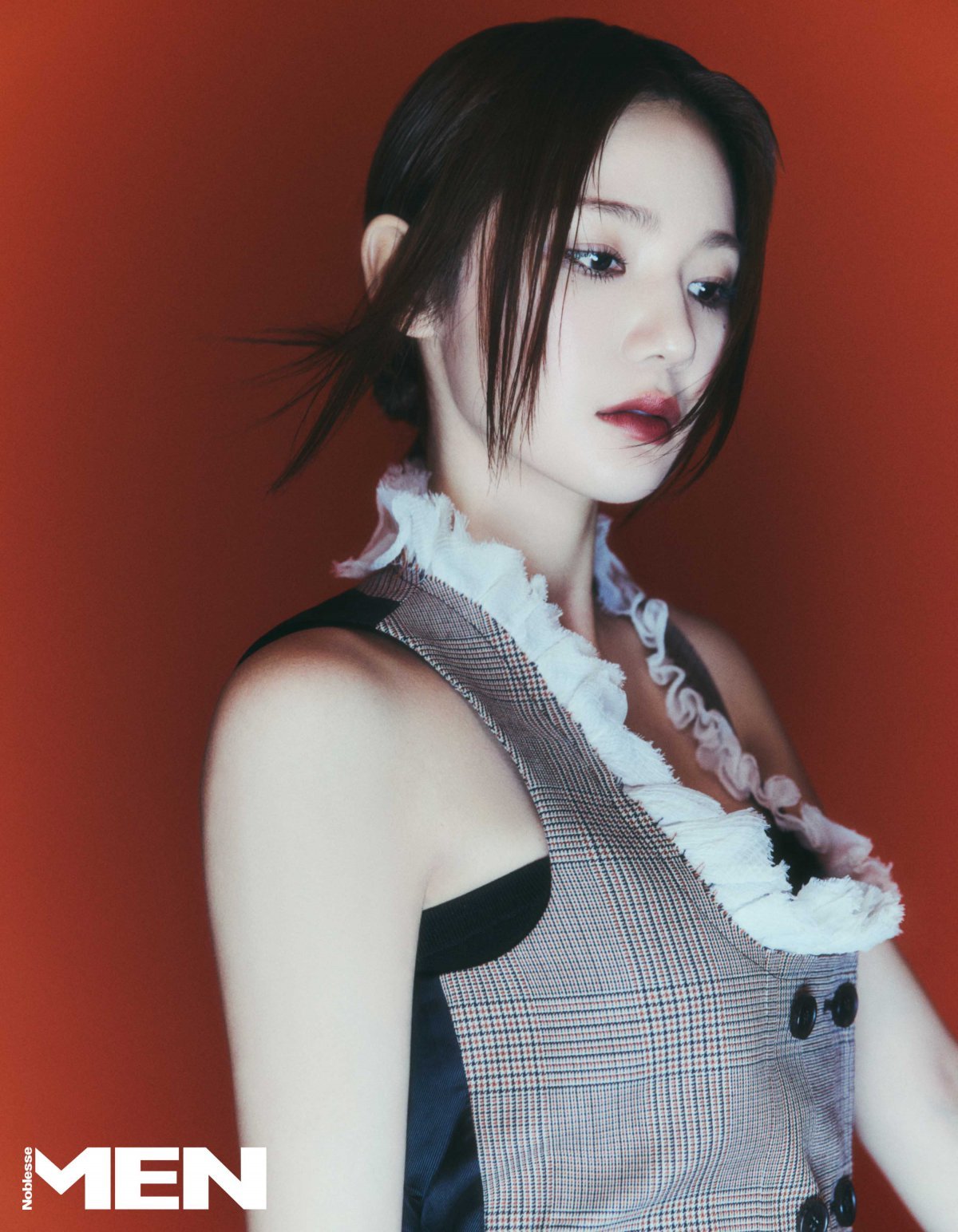 Lee Eun-Sam shining in the new photoshoot for Men Noblesse's June issue
