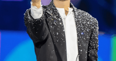 Lim Youngwoong and Lee Haeri performing duet on Love Call Center