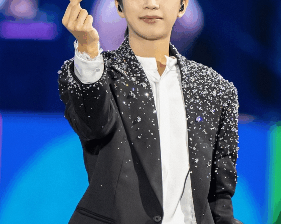 Lim Youngwoong and Lee Haeri performing duet on Love Call Center