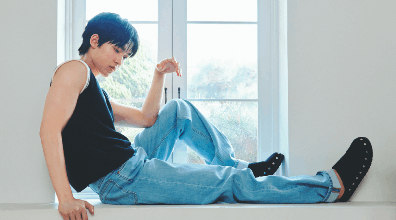 Moon Sung-hyun poses in a sleeveless shirt and jeans for a summer editorial