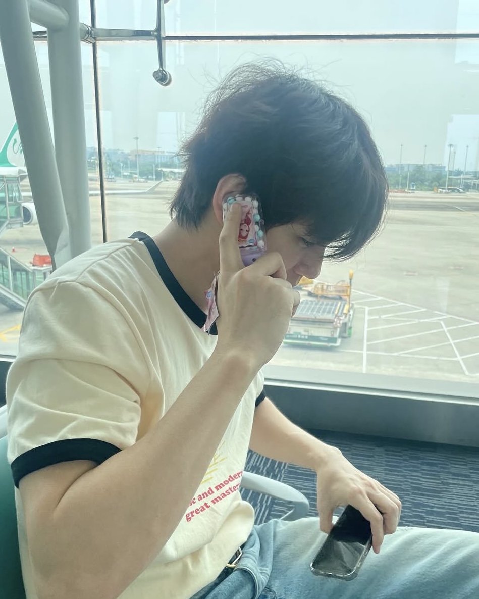 Ong Seong-wu movies fans with a farewell post at the airport