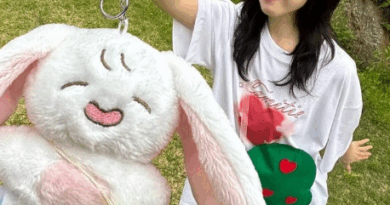 Park Bo-young shows her new bunny keyring doll with meaningful fan connection