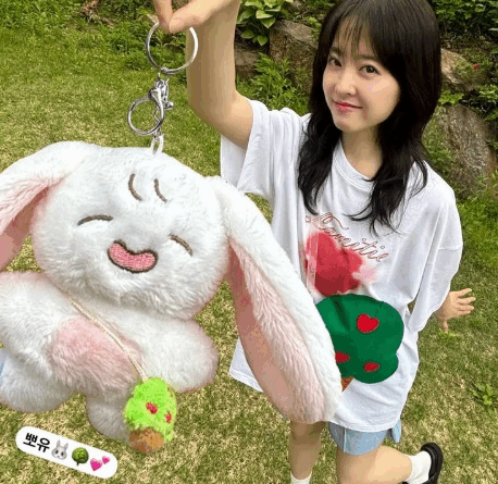 Park Bo-young shows her new bunny keyring doll with meaningful fan connection